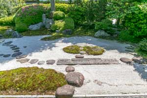 Tobi ishi at Jomyo-ji Temple